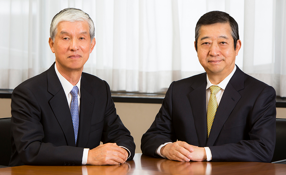 代表取締役会長 野路 國夫（左）、代表取締役社長 大橋 徹二（右）